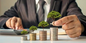 خبير: الاستثمار بفائض الأموال وليس بالقروض