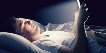 دراسة تحذر من استخدام الهاتف ليلا: قد يزيد خطر الأفكار الانتحارية