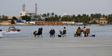 سحر الغيوم يجذب الزوار إلى شواطئ جدة