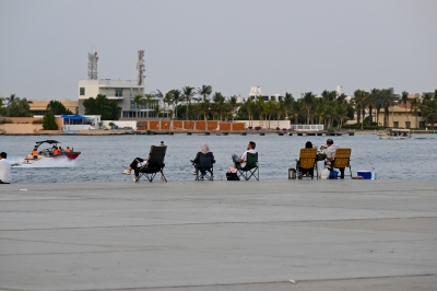 سحر الغيوم يجذب الزوار إلى شواطئ جدة