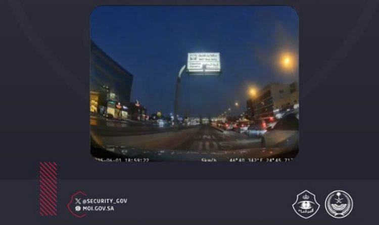 شرطة الرياض تضبط شخصًا لقيادته مركبته في المسار غير المخصص للمركبات الخاصة 