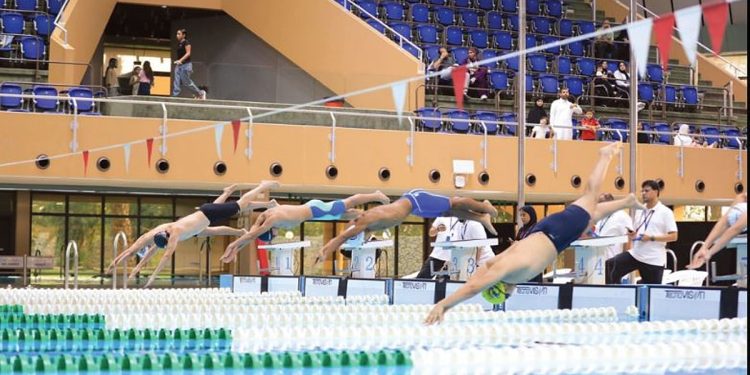 محو أمية السباحة يدرب أكثر من 2100 طالب وطالبة في 7 مناطق تعليمية