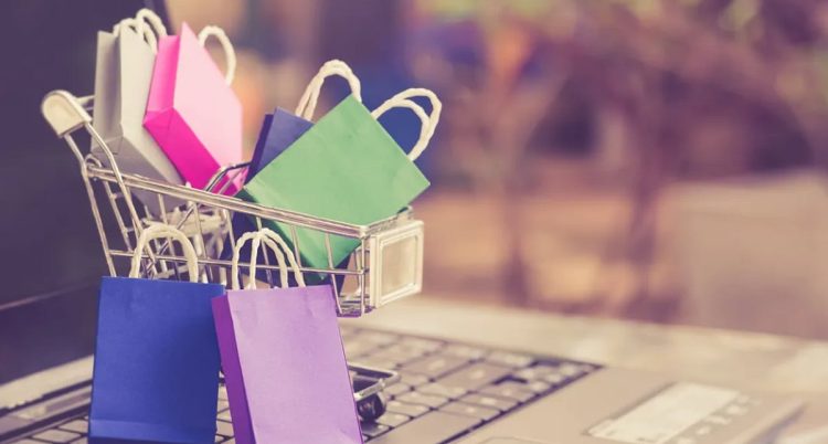 مختصة: الإنفاق على رفاهيات دون اهتمام بالأساسيات يخلق طفلًا لا يبالي بقيمة المال