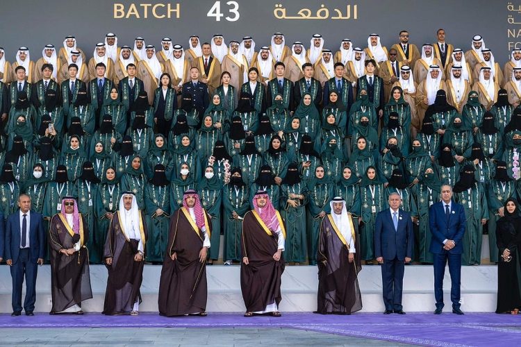 من 11 دولة عربية.. وزير الداخلية يشهد تخرج 374 طالبًا في جامعة نايف