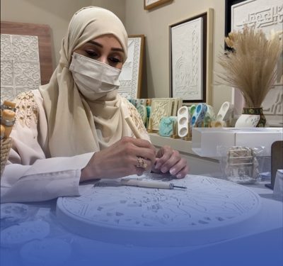 نجلاء قرافي تحول شغفها بالنقش على الجبس إلى إبداع