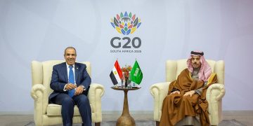 وزير الخارجية يبحث التطورات الإقليمية والدولية مع نظيره المصري