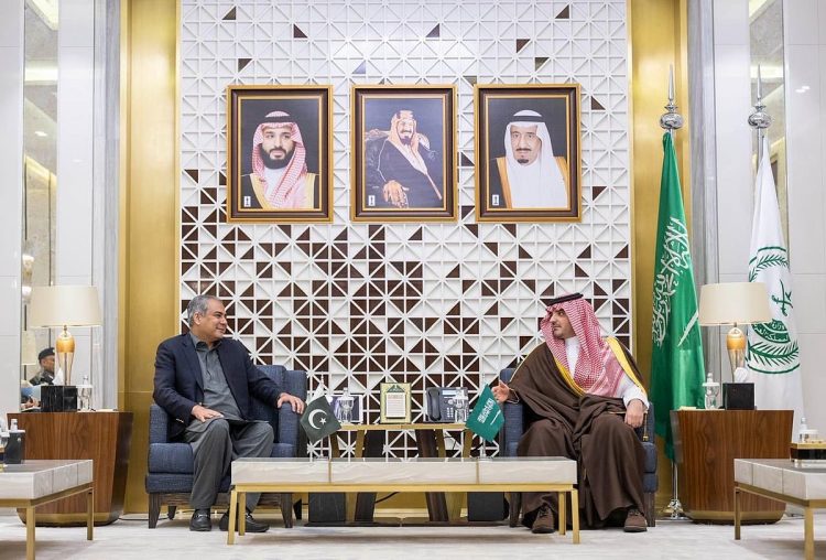 وزير الداخلية يبحث تعزيز التعاون الأمني مع نظيره الباكستاني