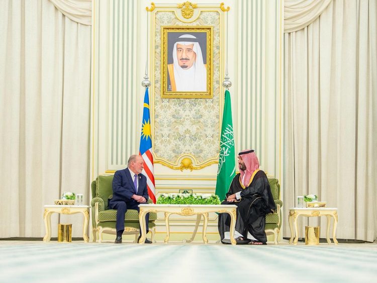 ولي العهد يستقبل ملك ماليزيا ويعقدان جلسة مباحثات رسمية