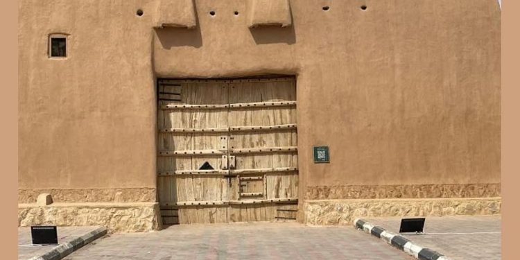 بوابة قصر الملك عبدالعزيز بـ «لينة».. معلم تاريخي شامخ وحضور متجدد في الذاكرة الوطنية