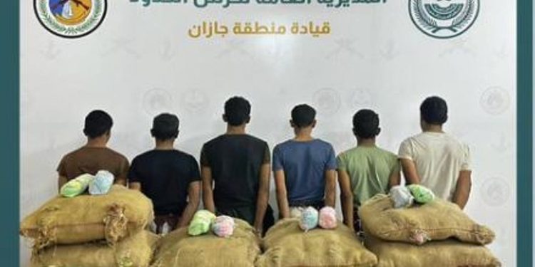 القبض على 8 مخالفين يمنيين لتهريبهم القات بمنطقتي جازان وعسير