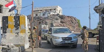 "العربية": فريق سعودي إماراتي يناقش ترتيبات خروج قوات الانتقالي من حضرموت والمهرة