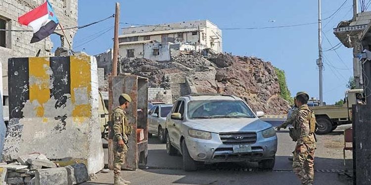 "العربية": فريق سعودي إماراتي يناقش ترتيبات خروج قوات الانتقالي من حضرموت والمهرة