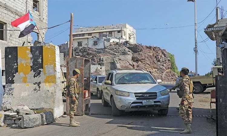 "العربية": فريق سعودي إماراتي يناقش ترتيبات خروج قوات الانتقالي من حضرموت والمهرة