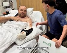 أحمد الأحمد يتلقى شيكاً بـ1.65 مليون دولار تقديراً لشجاعته