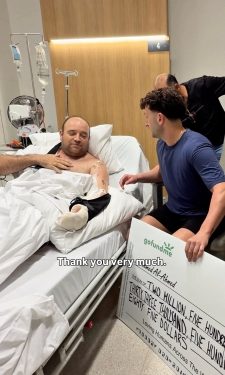 أحمد الأحمد يتلقى شيكاً بـ1.65 مليون دولار تقديراً لشجاعته