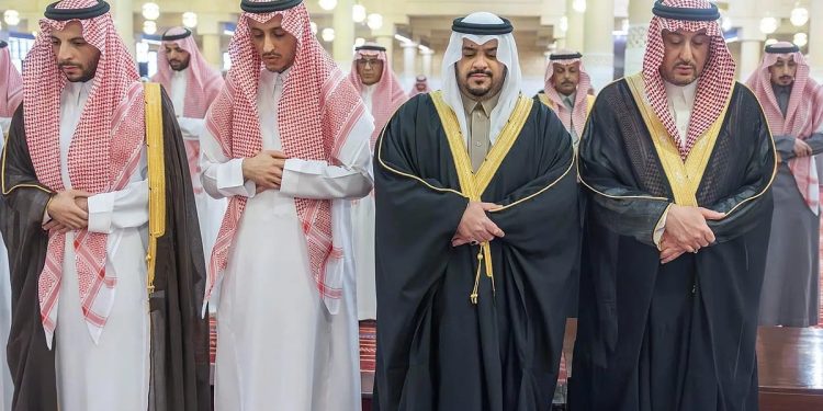 أمير الرياض يؤدي صلاة الميت على الأمير عبدالله بن فهد بن عبدالله بن مساعد
