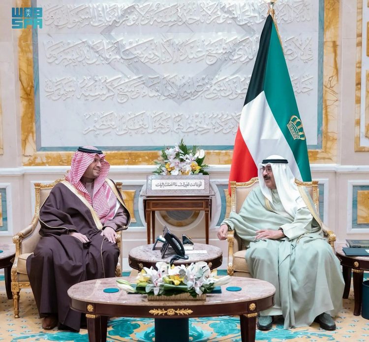أمير الكويت والأمير تركي بن محمد بن فهد يستعرضان العلاقات الأخوية بين البلدين الشقيقين