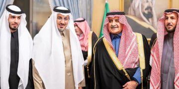 أمير تبوك يُكرِّم المواطن العنزي تقديرًا لموقفه الإنساني في تبرعه بكليته لابنة صديقه