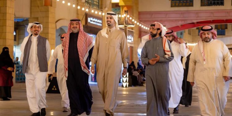 أمين منطقة الرياض يزور موسم «شتاء الديرة» في وسط الرياض