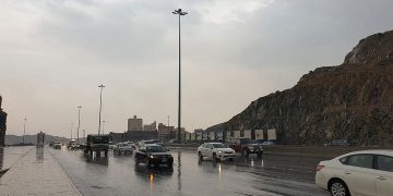 إنذار أحمر على مكة والباحة بسبب توقع أمطار غزيرة وضباب كثيف
