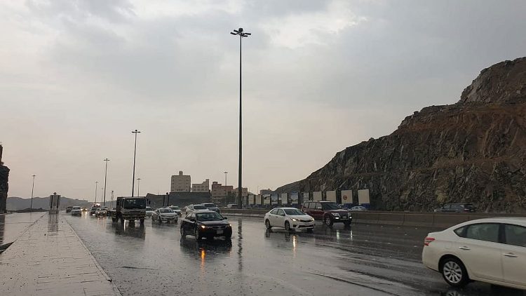 إنذار أحمر على مكة والباحة بسبب توقع أمطار غزيرة وضباب كثيف