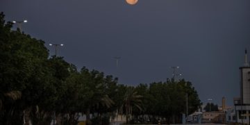 البدر البارد العملاق يضيء سماء العالم
