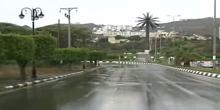 الدفاع المدني: أمطار رعدية على مناطق المملكة من الغد حتى الخميس