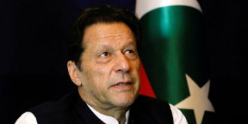 السجن 17 عاماً لرئيس وزراء باكستان السابق عمران خان وزوجته