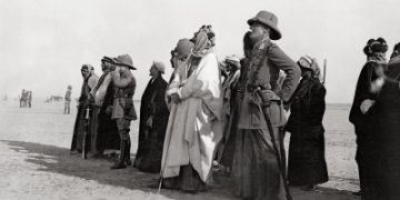 الكشف عن صور تاريخية للملك عبدالعزيز خلال زيارته البصرة