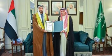 بأمر الملك.. تقليد سفير الإمارات السابق وشاح المؤسس