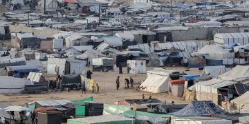 تحذيرات من كارثة تهدد آلاف النازحين في غزة جراء عاصفة جوية