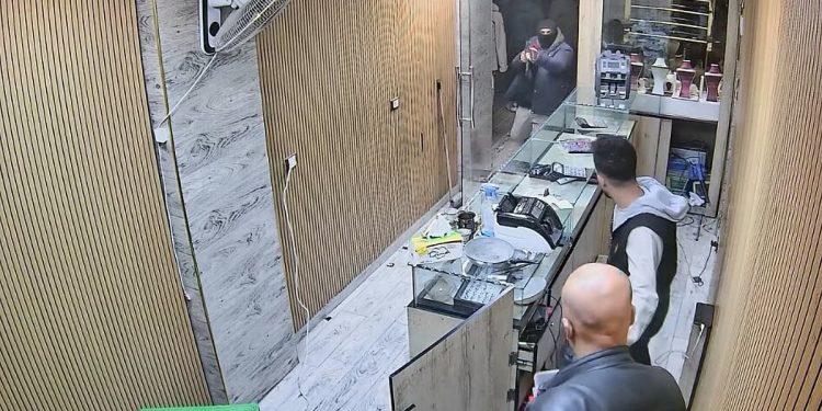 جريمة مروعة في حلب السورية.. ملثمان يقتحمان محل ذهب ويقتلان صاحبه وشقيقه