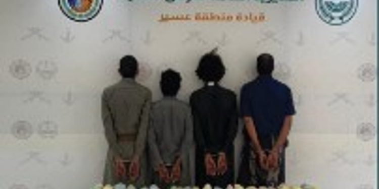 حرس الحدود بعسير يقبض على 4 يمنيين لتهريبهم 20 كيلوجرامًا من القات