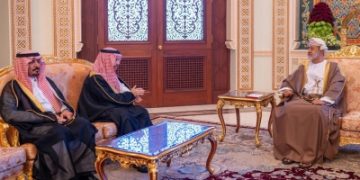 سلطان عُمان ووزير الخارجية يبحثان العلاقات بين البلدين