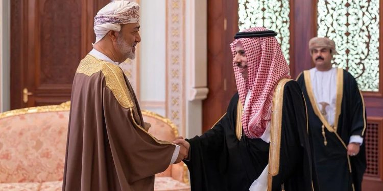 سلطان عُمان يستقبل وزير الخارجية ويستعرضان مستجدات الأوضاع الإقليمية والدولية