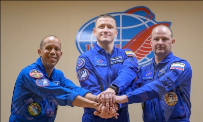 طاقم أمريكي روسي يبدأ رحلة لمحطة الفضاء الدولية