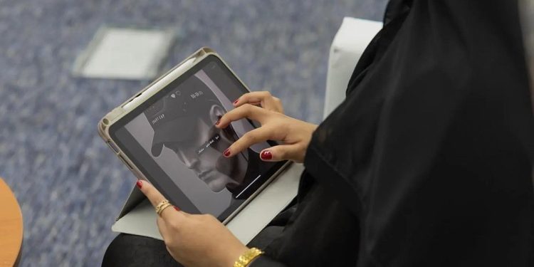 طالبة بجامعة الحدود الشمالية تبتكر قبعة ذكية لمراقبة وظائف الدماغ