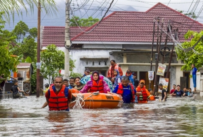 مصرع 28 وإجلاء الآلاف جراء فيضانات إندونيسيا
