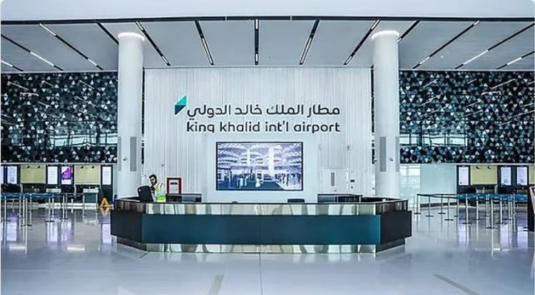 مطار الملك خالد يدعو المسافرين التواصل مع خطوط الطيران للتأكد من حالة الرحلة قبل التوجه للمطار