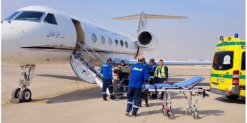 نقل مواطن ومواطنة من مصر إلى المملكة عبر طائرة الإخلاء الطبي لاستكمال علاجهما