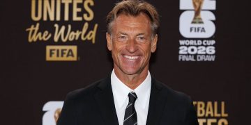 هيرفي رينارد يصل قاعة جون كينيدي لحضور قرعة كأس العالم 2026