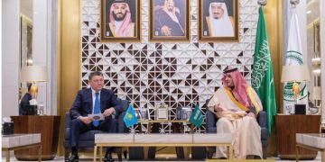 وزير الداخلية يبحث تعزيز التعاون الأمني مع نظيره في كازاخستان