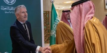 وزير الداخلية يعقد جلسة مباحثات مع نظيره الإسباني