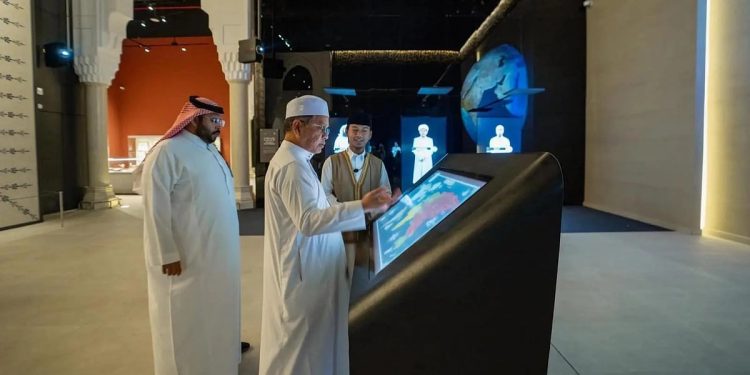 وزير الشؤون الدينية في مملكة ماليزيا يزور حي حراء الثقافي