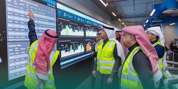 وزير النقل يتفقد مطار الملك خالد للوقوف على عودة العمليات التشغيلية بشكل كامل