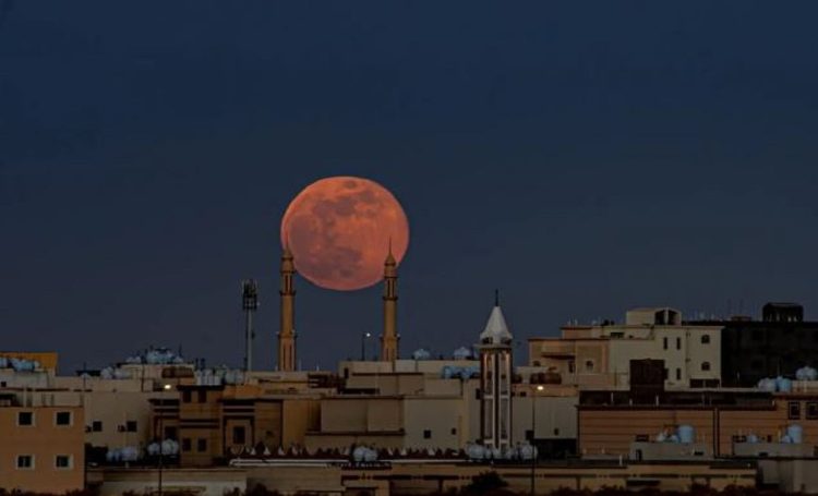 ظهور قمر الذئب في سماء الحدود الشمالية