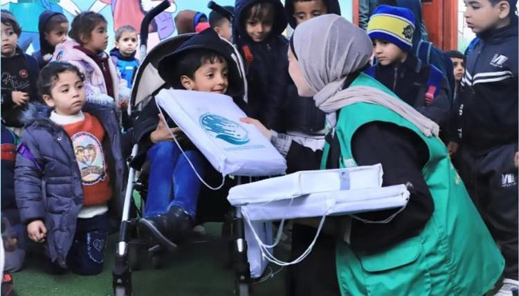 «سلمان للإغاثة» يوزع ملابس شتوية على أطفال المدارس ورياض الأطفال في غزة