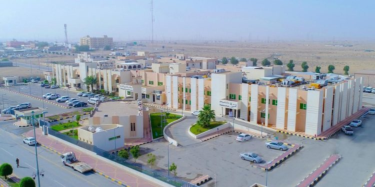 النعيرية العام يجري عملية نوعية لإزالة ورم نادر بالكاحل