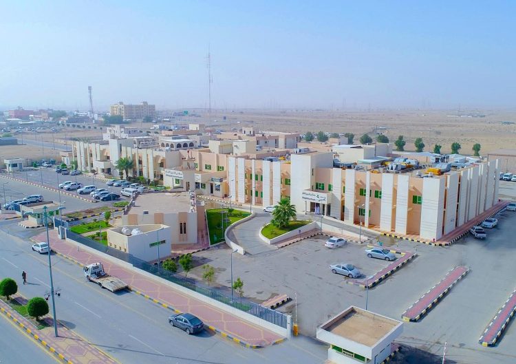 النعيرية العام يجري عملية نوعية لإزالة ورم نادر بالكاحل