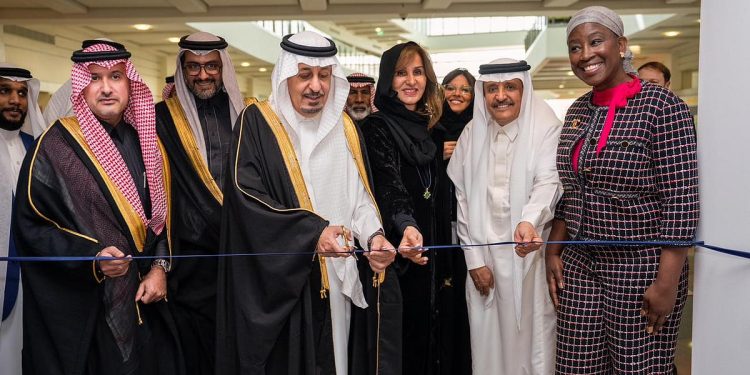 الأمير بندر بن سعود يفتتح «أيام المهنة» بجامعة الفيصل